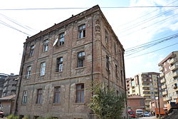 The house of Xhafer Deva (the oldest house in Mitrovica) Ndertesa e vjeter.jpg