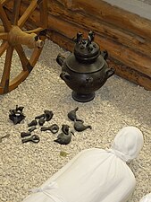 Reproduction d'objets trouvés à l'intérieur des chambres funéraires : canards et vase pour brûler de l'encens avec couvercle surmonté de figures zoomorphes.