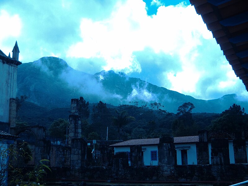 File:Nevoeiro no Pico da Carapuça, Serra do Caraça MG.JPG