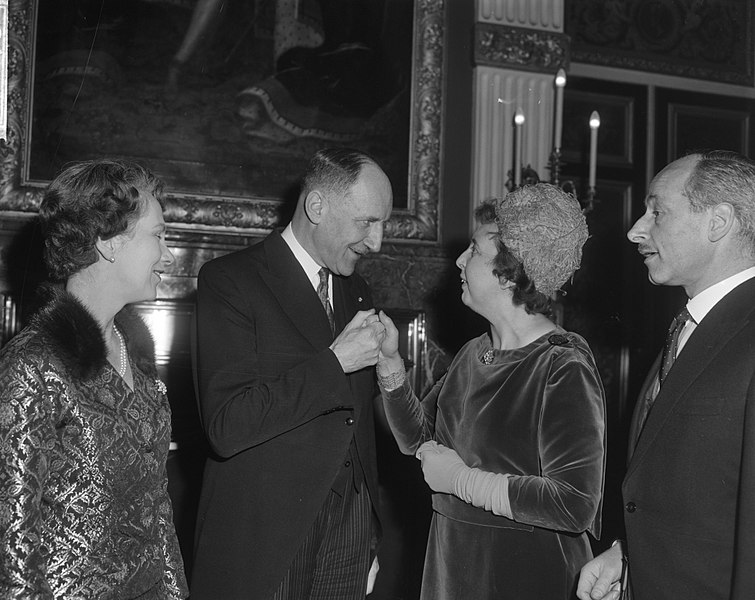 File:Nieuwjaarsreceptie van minister Luns en echtgenote in Treveszaal te Den Haag Mi, Bestanddeelnr 916-0018.jpg