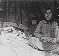 No-nb bldsa 3f078. En kete-kvinne og et barn sitter i teltet hvor de steker fisk på pinner.jpg