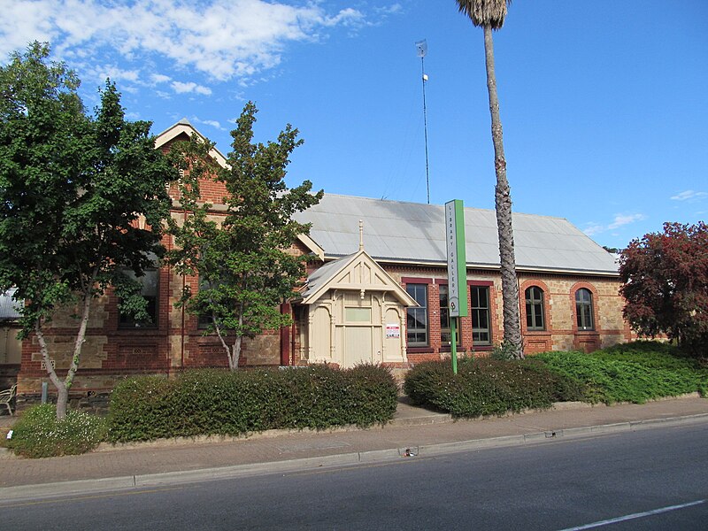 File:OIC nailsworth library 2.jpg