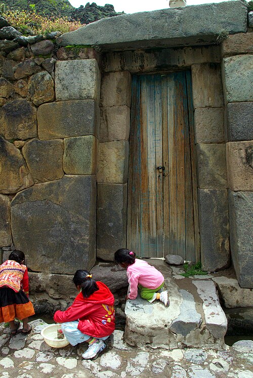 A typical Inca doorway still used in the town: The single stone lintel is a sign of importance.