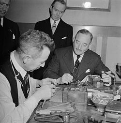Ernest Oppenheimer (oikealla) vierailee Amsterdamissa timanttitehtaalla 3. joulukuuta 1945.