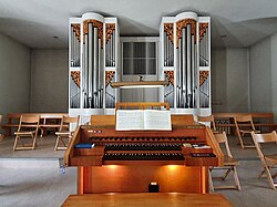 Orgel mit offenem Spieltisch.jpg