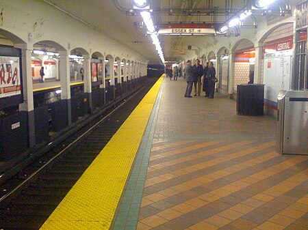 ไฟล์:Outbound_platform_at_Central_station,_April_2008.jpg