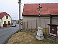 Pamětní kříž v Červeném Újezdu v Unhošťské ulici (Q66565163) 01.jpg