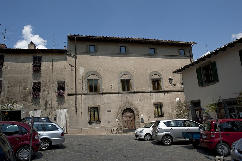 File:Panzano-in-chianti-piazzaricasoli.jpg