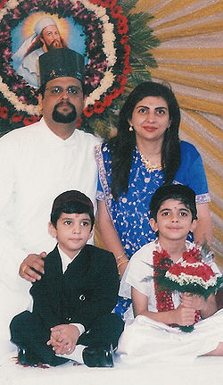 Parsi-family-in-traditional-costume.jpg