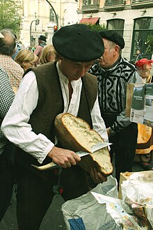 Pastor cortando pan.jpg