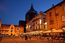 Piazza Vittoria mit Blick auf die Kuppel des Doms