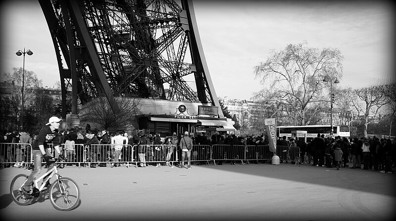 File:People at the Champ-de-Mars17.JPG