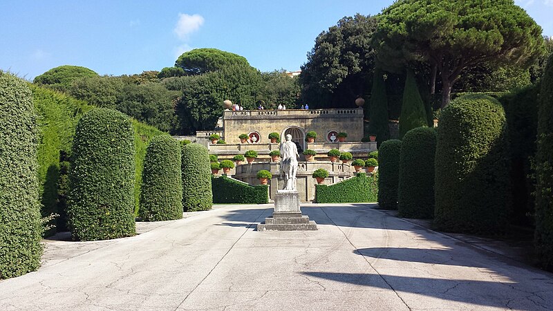 File:Piazzale Quadrato Castel Gandolfo IV 20141006.jpg