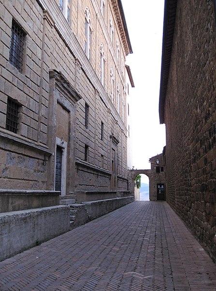 File:Pienza Buildings and Street - panoramio.jpg