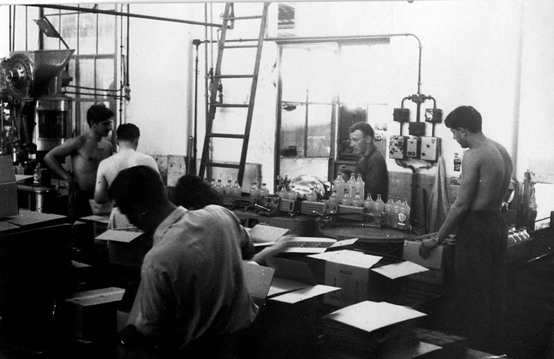 File:PikiWiki Israel 7981 Gan - Samuel - juice factory in 1955.JPG