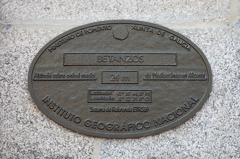 File:Placa con altura e localización - Betanzos - Galiza.jpg