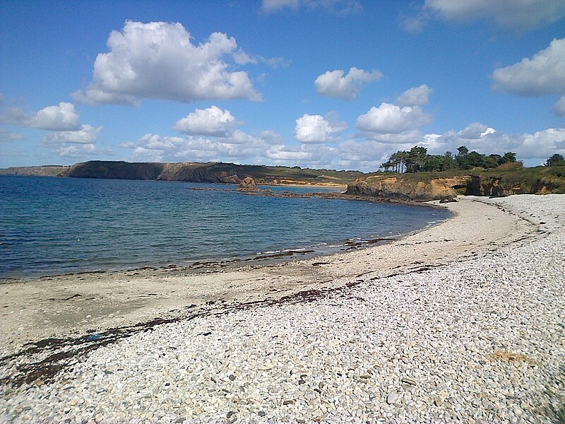 Camaret sur Mer : la plage de Notinau ; à l'arrière-plan, la presqu'île de Roscanvel Commons / [[wp:File:Plage de Notinau.jpg|Plage de Notinau]].