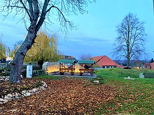 Platz der Traditionen mit Tempel zu Mauderode.jpg