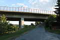 Autobahnbrücke vor dem Ort