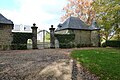 Les portes et pavillons d'entrée.