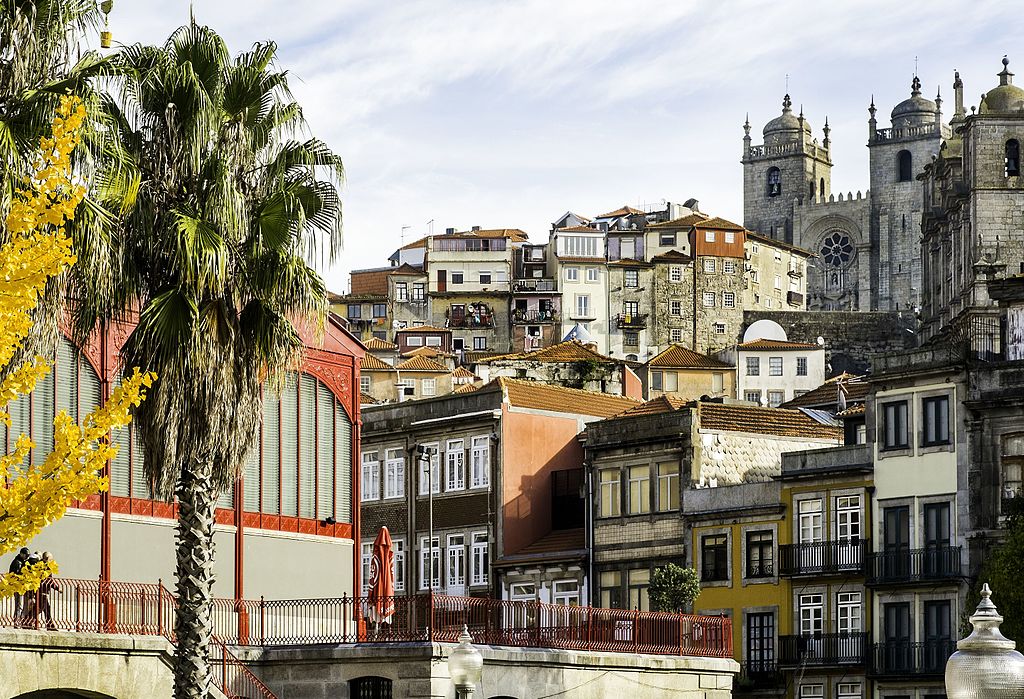 Cathédrale de Porto au sommet d'une colline de la Vieille Ville. Photo de Fred Bigio