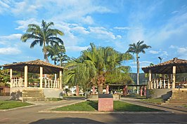 Het plein praça Santa Ifigênia in Córrego Novo