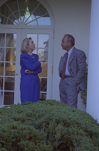 File:President Bill Clinton and First Lady Hillary Clinton meet with Governor John Waihee of Hawaii and others in the Oval Office (10).jpg