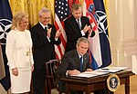 Miniatuur voor Bestand:President George W. Bush signs the NATO accession protocols in the East Room of the White House.jpg