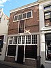 Huis met gevel, die beroofd is van haar top