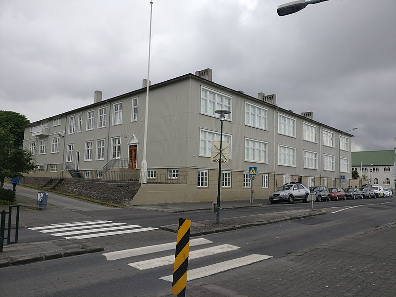 File:Reykjavík - Laugavegur - Miðbæjarskólinn Fríkirkjuvegur 1.jpg