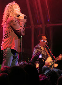 Robert Plant ve The Green Man Festivali'nde performans gösteren Garip Sensation, Ağustos 2007.jpg