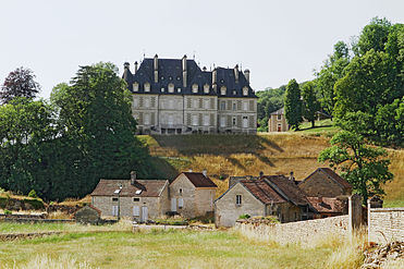 Le château au-dessus du village.