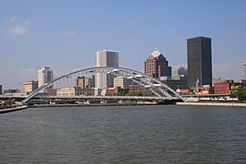 Junto a otros edificios vista desde el río Genesee