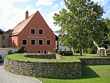 Restaurierter SW-Fächerturm am Schaugelände des Römermuseums