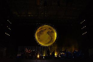 Allestimento di The Dark Side of the Moon nel concerto di Roger Waters presso l'Arena di Verona nel giugno del 2006