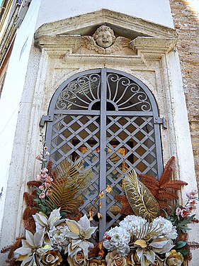 Madonnella i hörnet vid Via della Maschera d'Oro och Via dell'Arco di Parma.