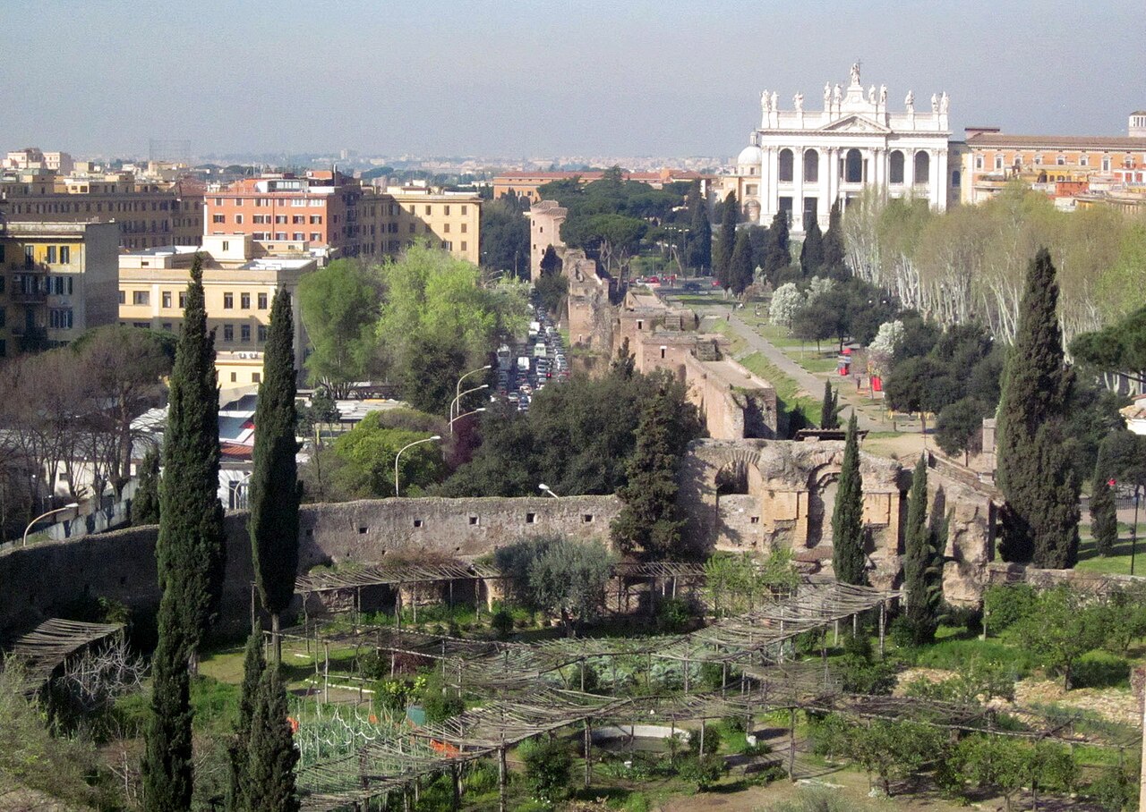 Rome, Domus Sessoriana, uitzicht op Anfiteatro Castrense en San Giovanni in Laterano. - panoramio.jpg