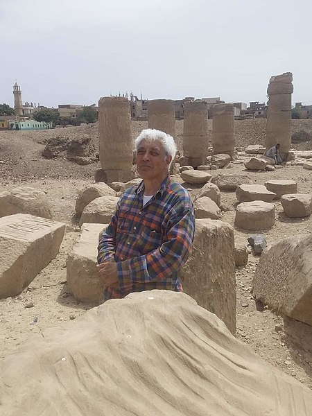 File:Rosario Pintaudi al Tempio di Ramses II ad Antinoupolis.jpg