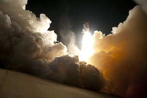 Un nuage de gaz d'échappement s'engouffre dans le pas de tir 39A du centre spatial Kennedy de la NASA en Floride tandis que la navette spatiale Endeavour s'envole dans le ciel nocturne, dans le cadre de la mission STS-130. (définition réelle 3 000 × 1 996)