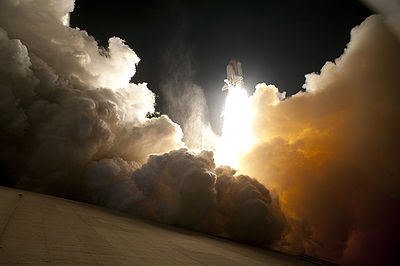 Peluncuran Endeavour dalam misi STS-130 yang menghasilkan gumpalan awan di Launch Pad 39A di Pusat Luar Angkasa Kennedy milik NASA.