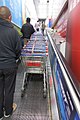 Vervoer van winkelwagentjes over een loopband in Shenzhen (Volksrepubliek China)