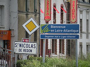 Saint-Nicolas-de-Redon entrée.jpg