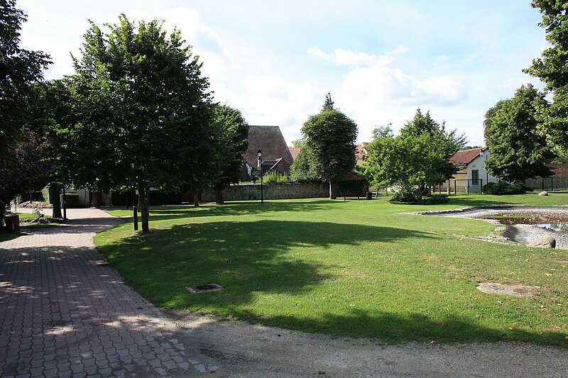 File:Saint Remy les Chevreuse Park 2.jpg