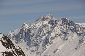 Le Sattelhorn (à gauche), avec l'Aletschhorn (au centre) et le Schinhorn (à droite)