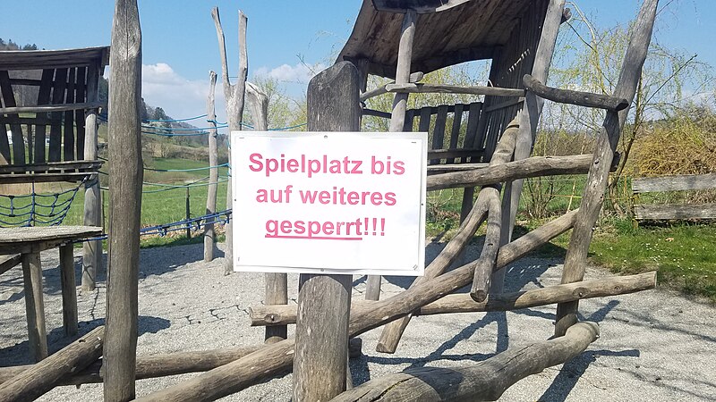 File:Schild Spielplatzschließung.jpg