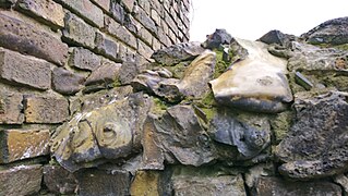 Schmolz mit glasierter Oberfläche auf Mauer um Schlosspark in Petzow