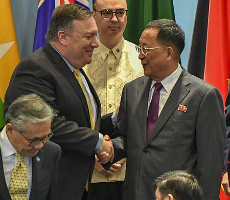 Tập_tin:Secretary_Michael_R._Pompeo_speaks_with_his_DPRK_counterpart_FM_Ri_Yong_Ho_(43122008644)_(cropped).jpg