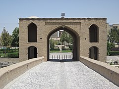 Shahrestan Bridge (Isfahan) 004.jpg