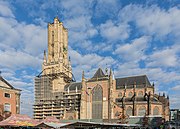 Zijaanzicht Sint-Eusebiuskerk vanaf de Grote Markt.