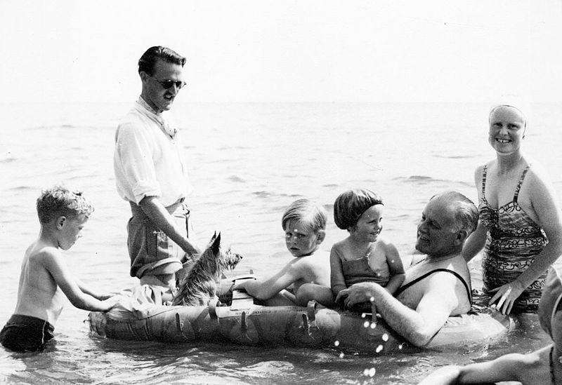 File:Sir Willoughy Norrie and family in the sea.jpg